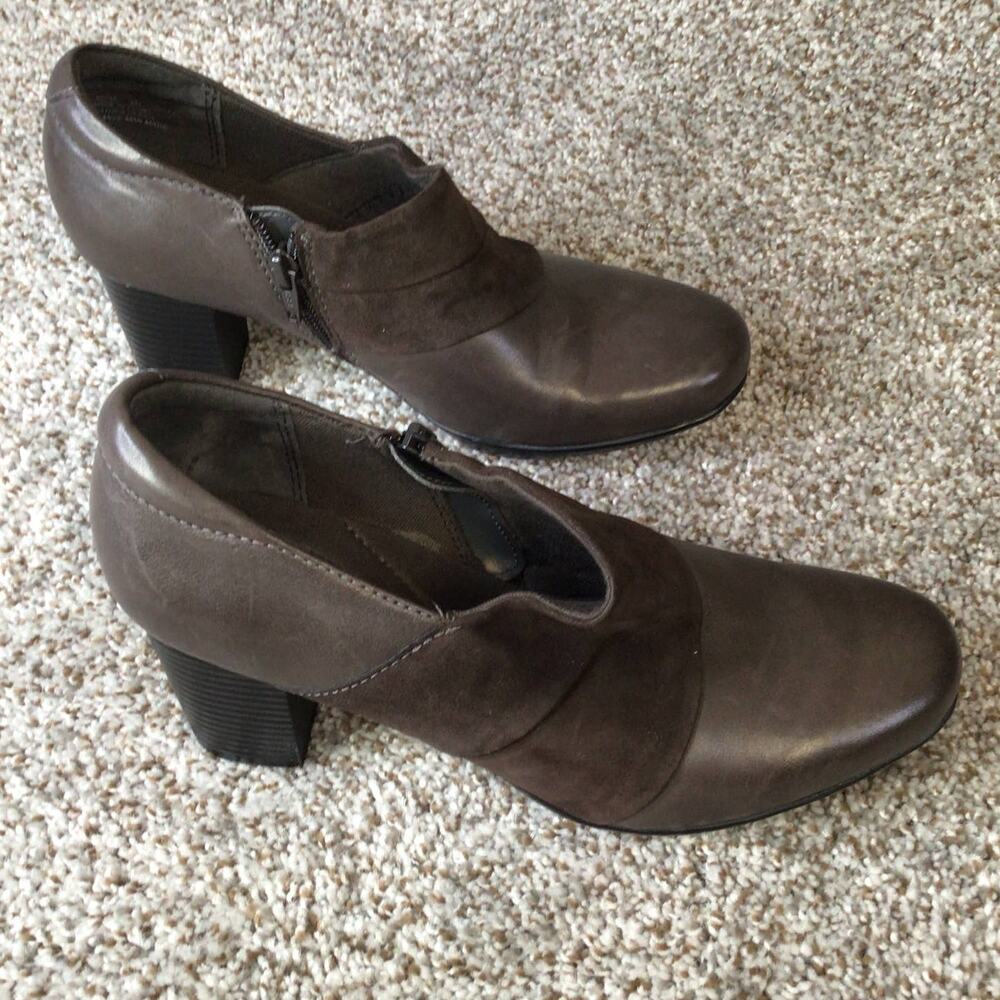 Clarks bootie size 9 66716